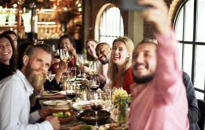 一群朋友在聚餐时摆姿势拍照